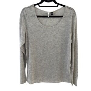 Smitten Women Medium Heather Gray Long-Sleeve Scoop Neck Top